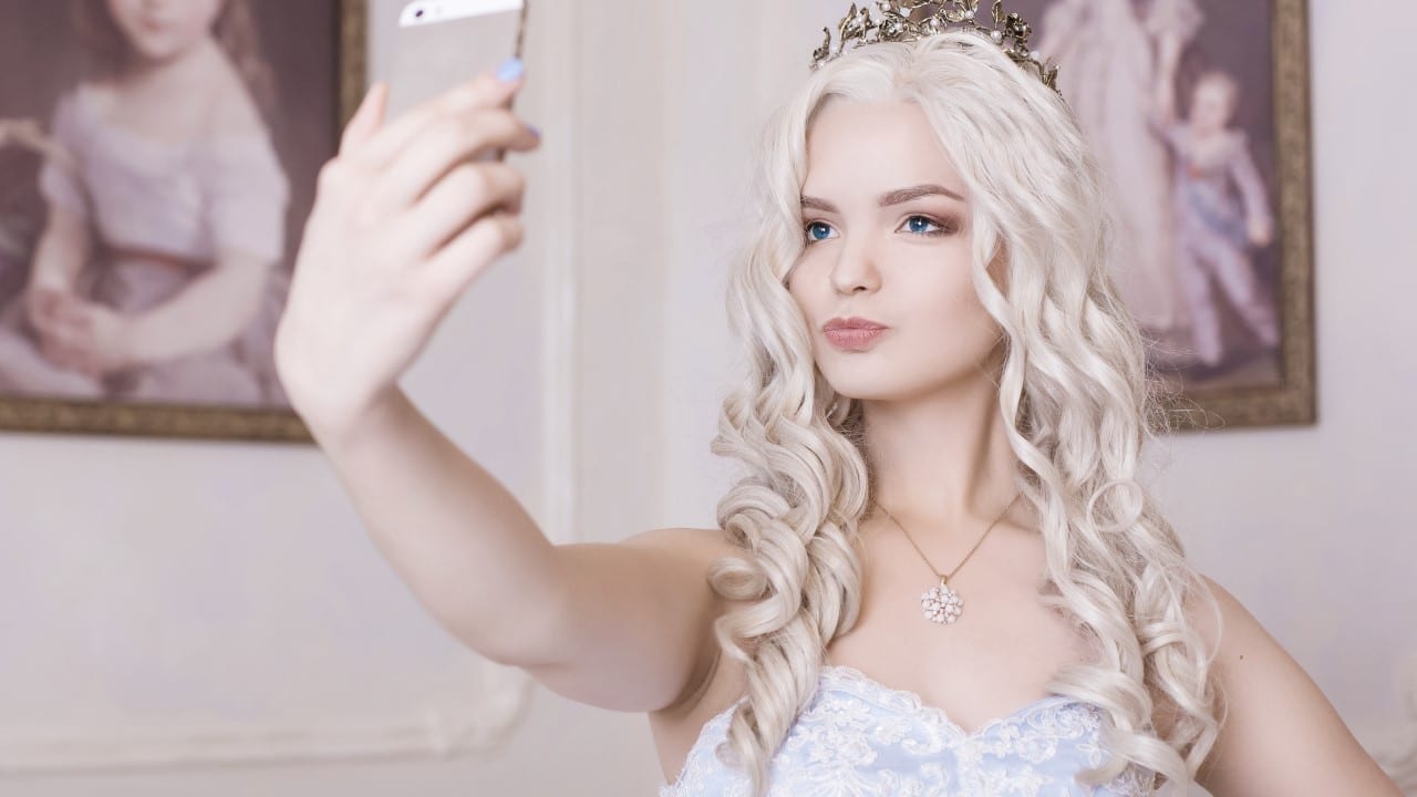 girl wearing wig taking selfie